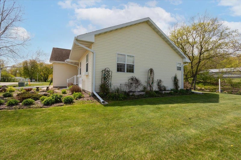 102 Eau Galle Dr, Elmwood, WI 54740