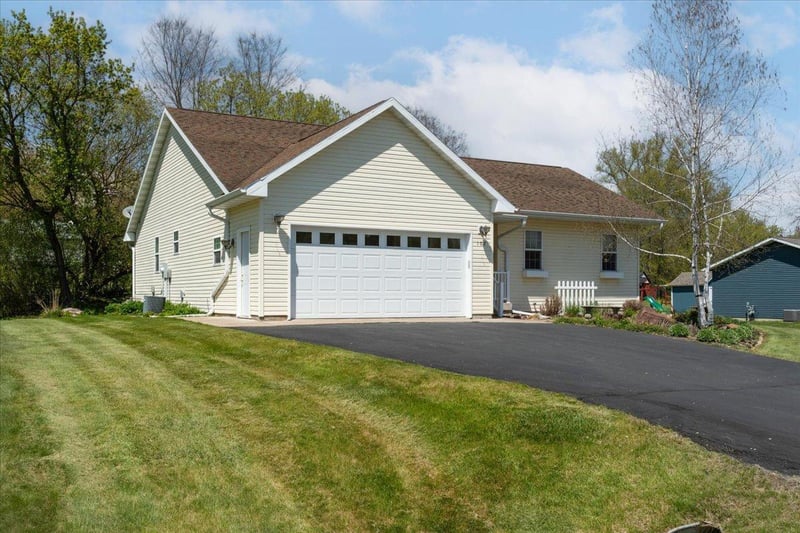 102 Eau Galle Dr, Elmwood, WI 54740