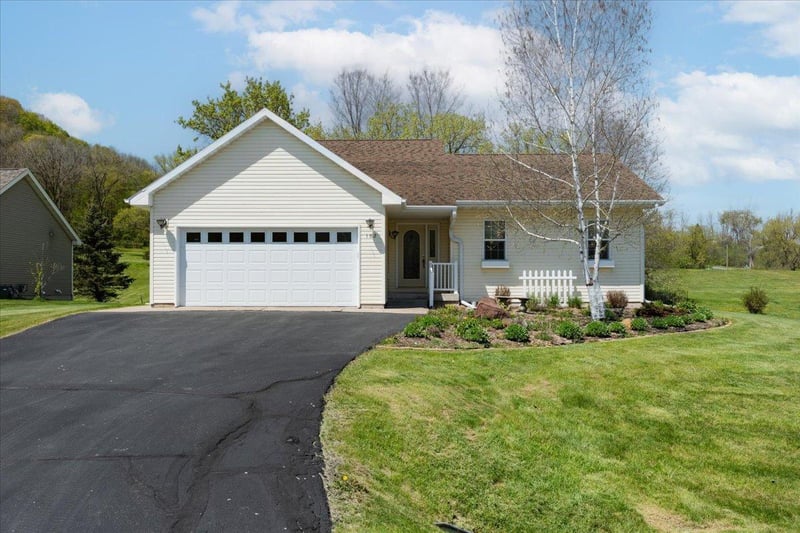 102 Eau Galle Dr, Elmwood, WI 54740
