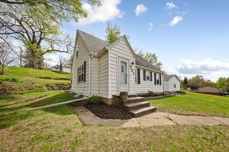 321 S 3rd St, Le Sueur, MN 56058