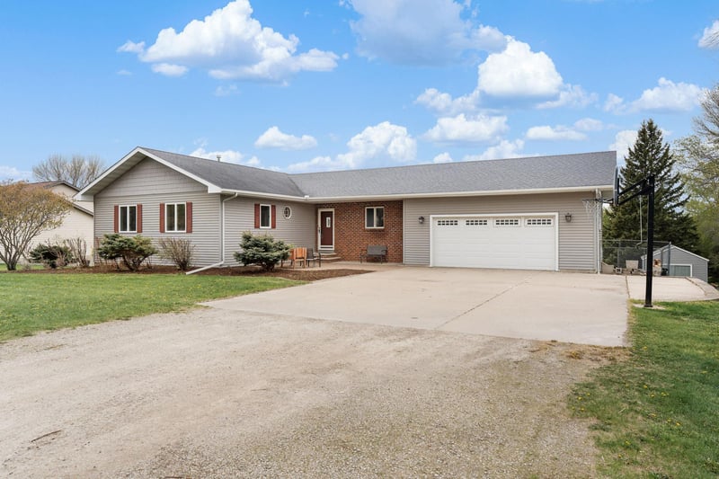 602 6th St S, Ellendale, MN 56026