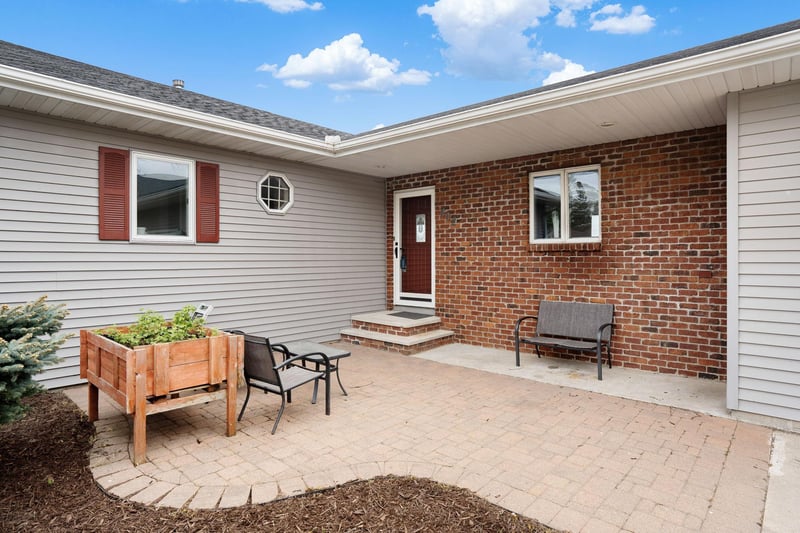 602 6th St S, Ellendale, MN 56026