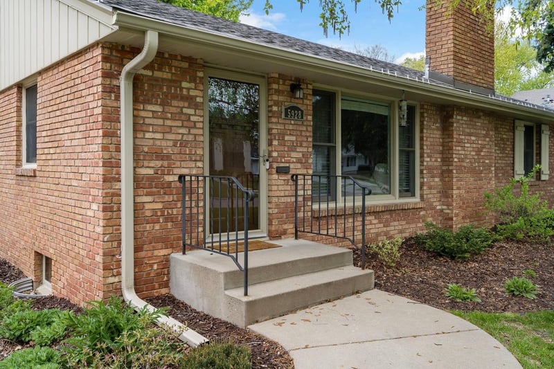 5928 Chowen Ave S, Edina, MN 55410