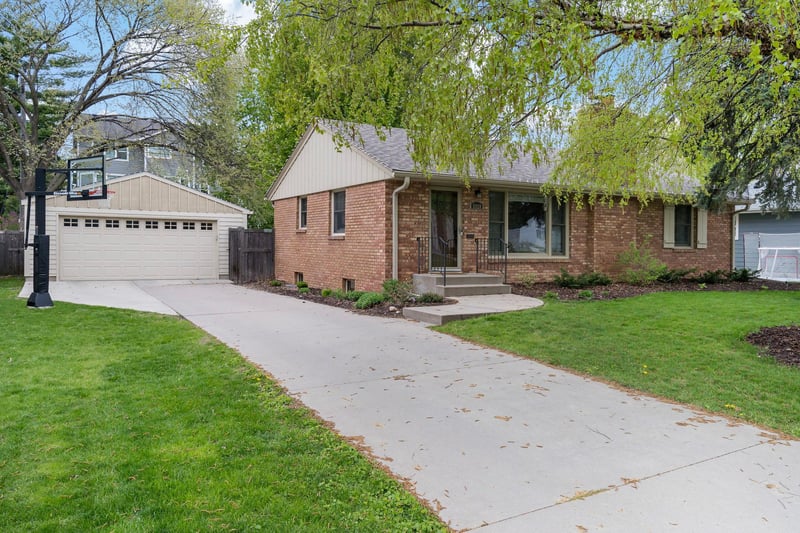 5928 Chowen Ave S, Edina, MN 55410