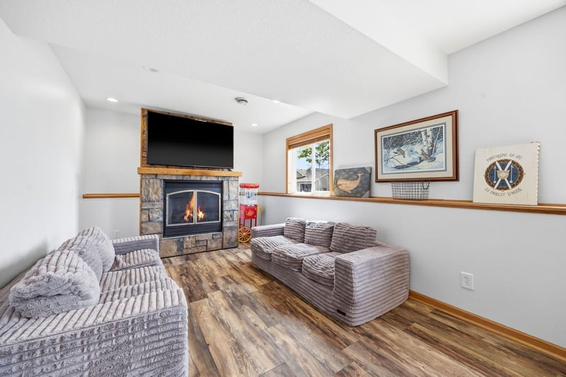 104 Century Ln, Silver Lake, MN 55381