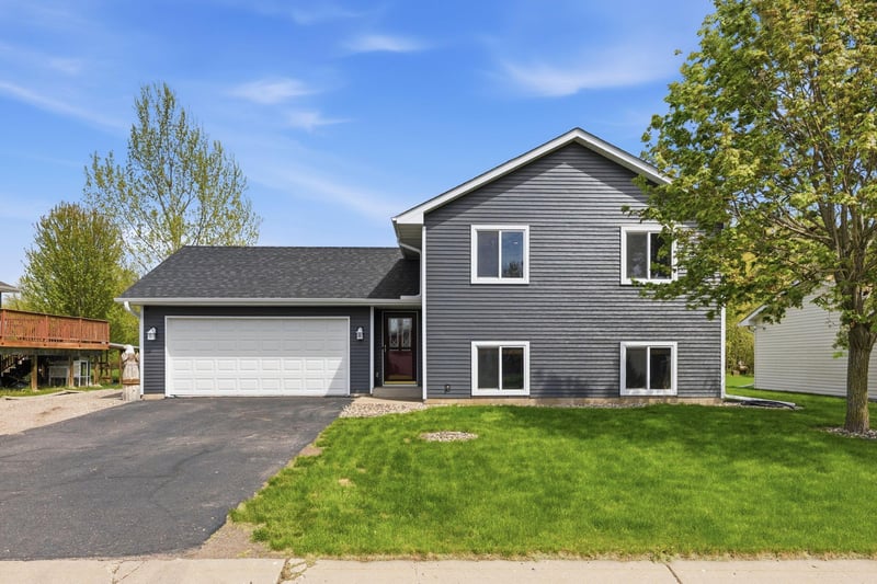 104 Century Ln, Silver Lake, MN 55381
