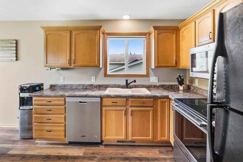 104 Century Ln, Silver Lake, MN 55381