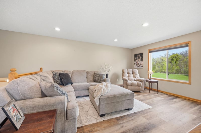 104 Century Ln, Silver Lake, MN 55381