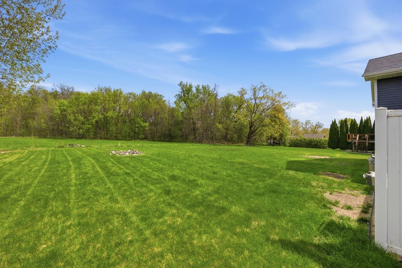 104 Century Ln, Silver Lake, MN 55381