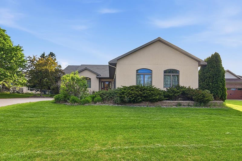 11 Moon Cir, Saint Cloud, MN 56301