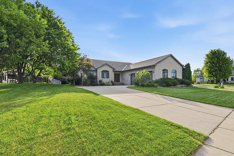 11 Moon Cir, Saint Cloud, MN 56301
