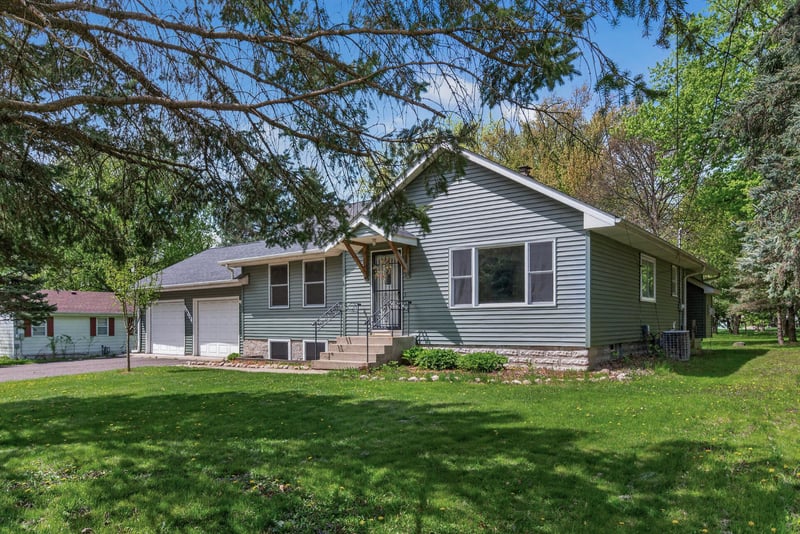 1612 Goodview Ave N, Oakdale, MN 55128