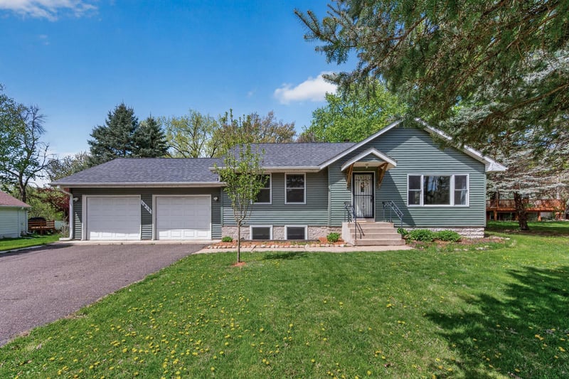 1612 Goodview Ave N, Oakdale, MN 55128