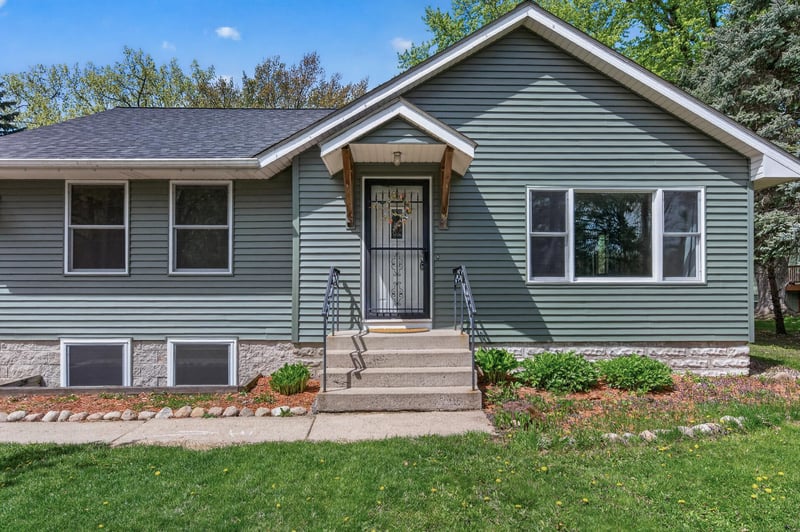1612 Goodview Ave N, Oakdale, MN 55128