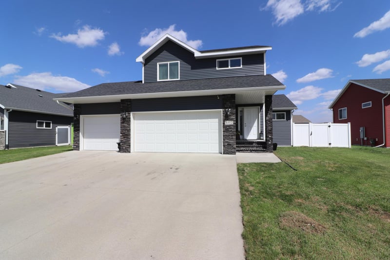 4312 10th St S, Moorhead, MN 56560