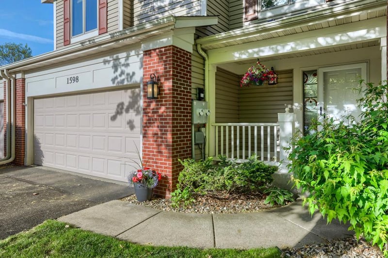 1598 Summit Shores Cir, Burnsville, MN 55306