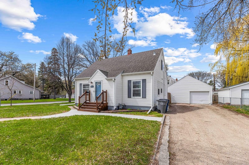 601 11th St N, Moorhead, MN 56560