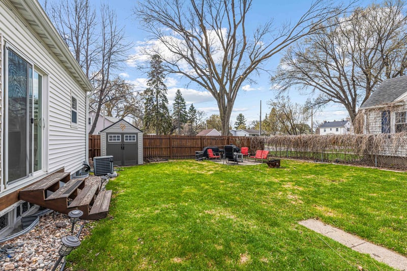 601 11th St N, Moorhead, MN 56560