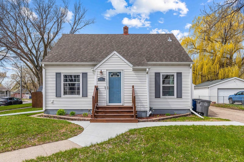 601 11th St N, Moorhead, MN 56560