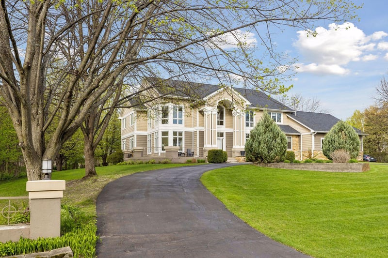 1 Foster Pl, North Oaks, MN 55127