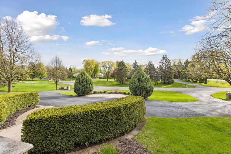 1 Foster Pl, North Oaks, MN 55127