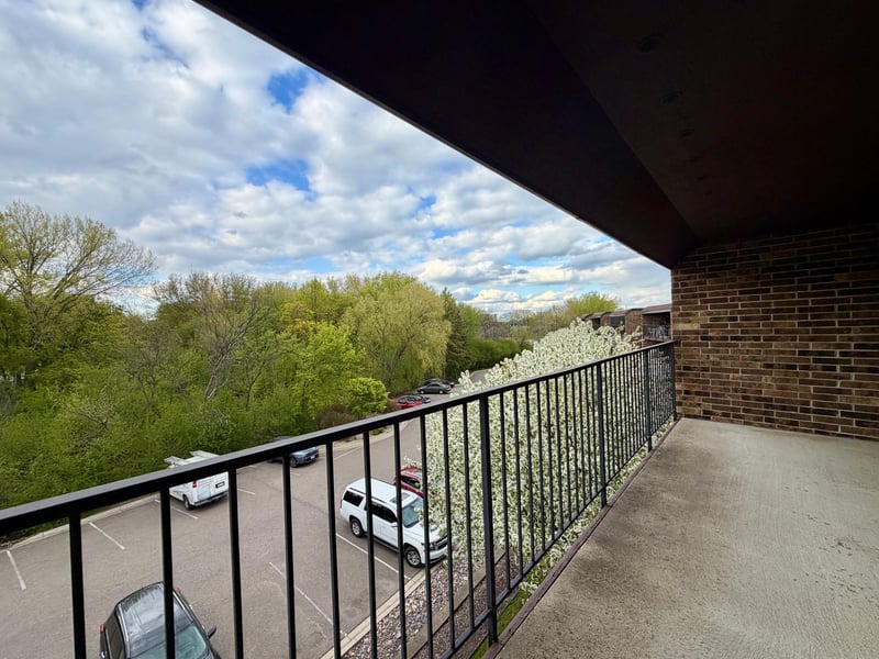 35 Nathan Ln N #325, Plymouth, MN 55441