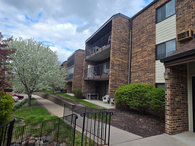 35 Nathan Ln N #325, Plymouth, MN 55441