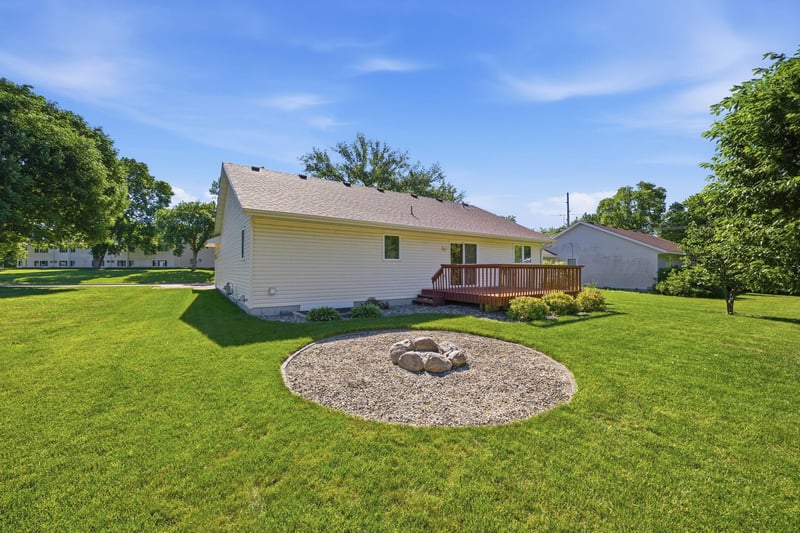 1603 Newton Ave N, Glencoe, MN 55336