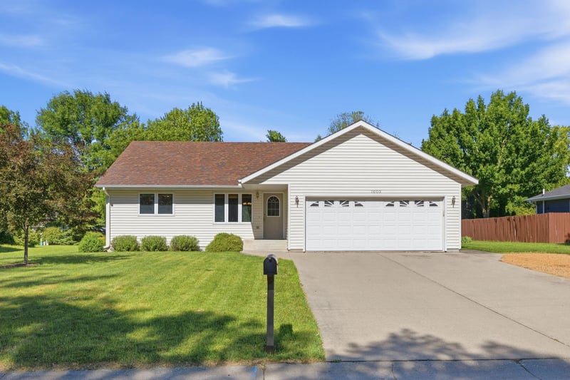 1603 Newton Ave N, Glencoe, MN 55336