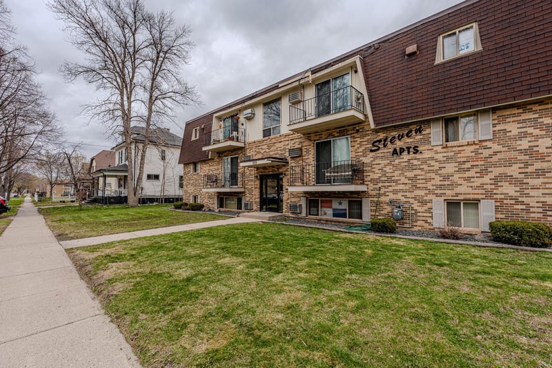 320 6th St S, Moorhead, MN 56560