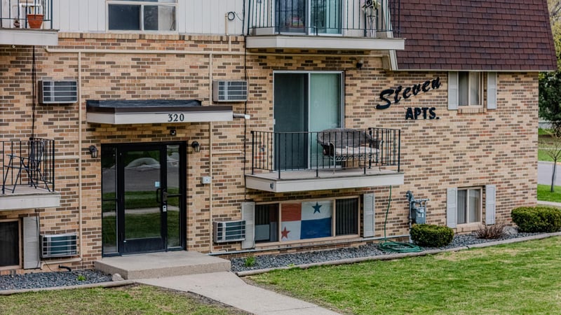 320 6th St S, Moorhead, MN 56560