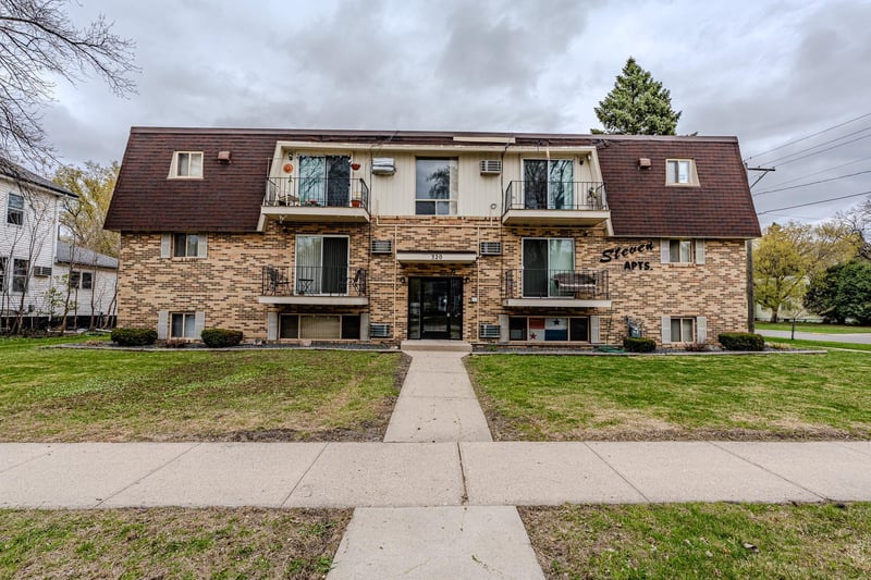 320 6th St S, Moorhead, MN 56560