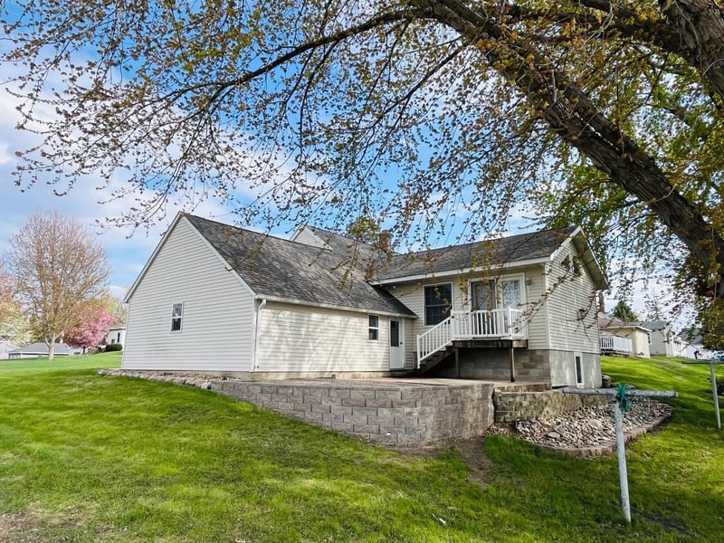 614 12th St, Dawson, MN 56232