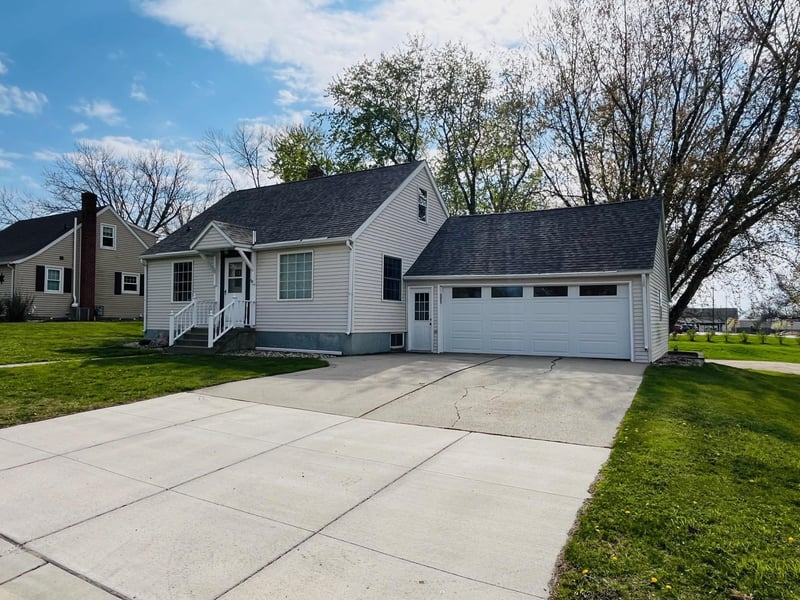 614 12th St, Dawson, MN 56232