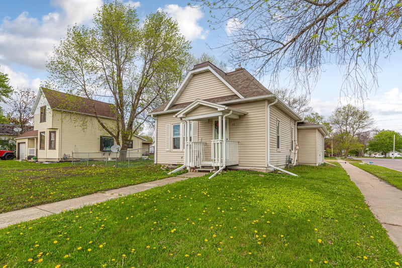 75 S Montgomery Ave, Le Center, MN 56057