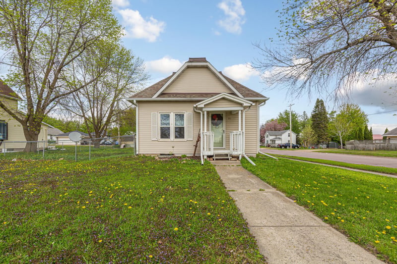 75 S Montgomery Ave, Le Center, MN 56057