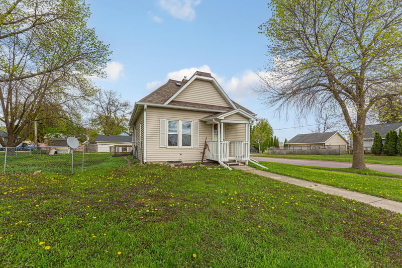 75 S Montgomery Ave, Le Center, MN 56057