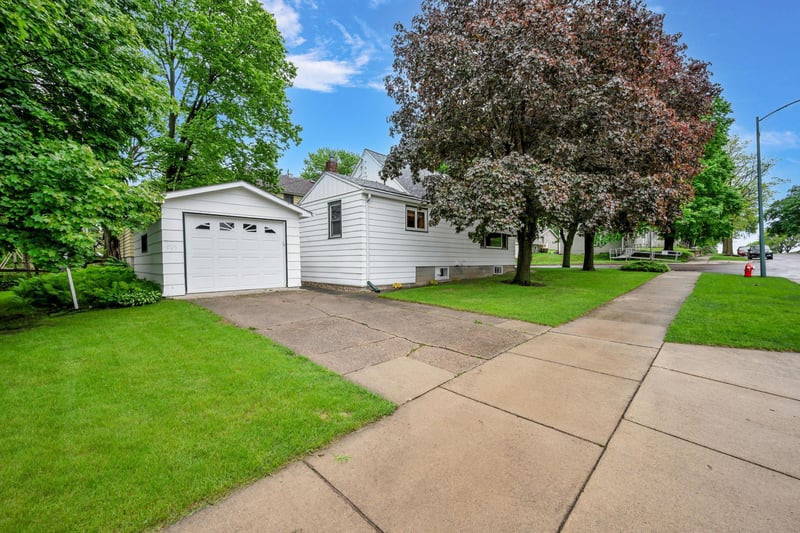 120 W 9th St, Fairmont, MN 56031