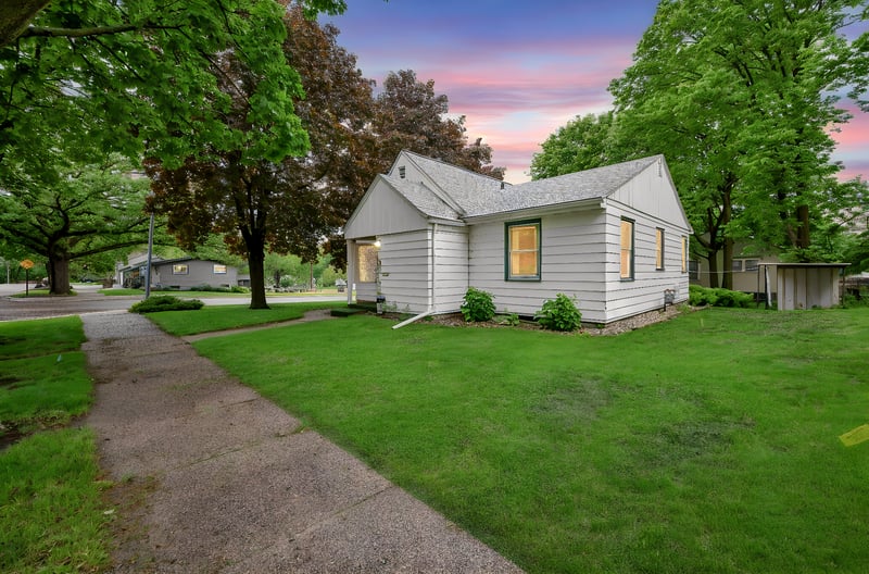 120 W 9th St, Fairmont, MN 56031
