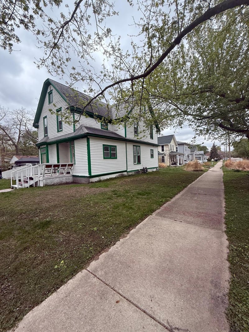 14 6th Ave NW, Faribault, MN 55021