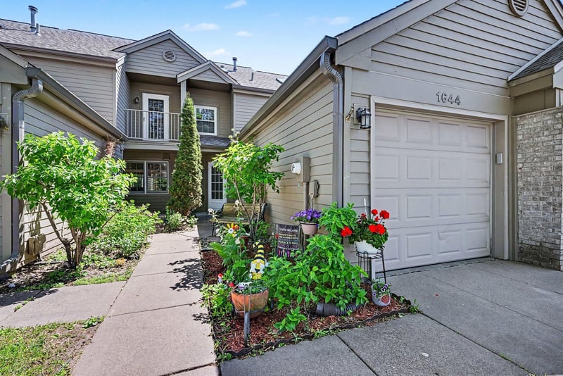 1644 Rose Hill Cir, Saint Paul, MN 55108