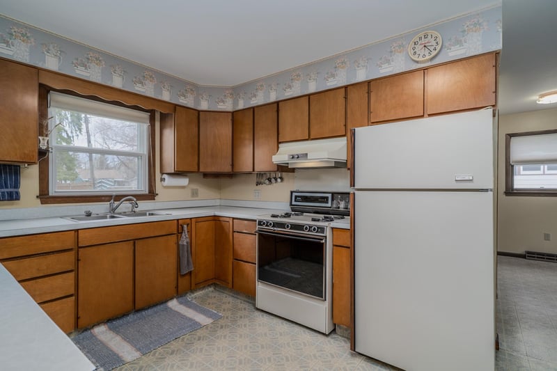 109 E 8th St, Crookston, MN 56716