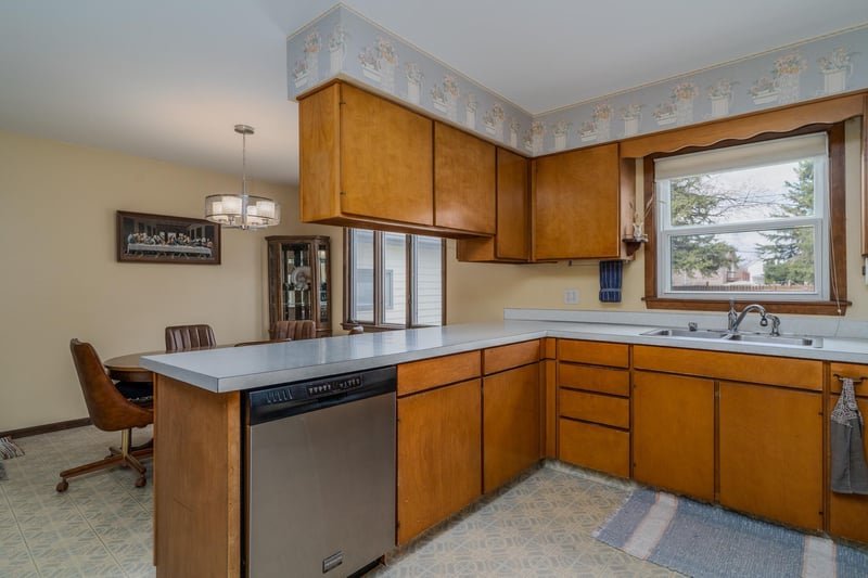 109 E 8th St, Crookston, MN 56716