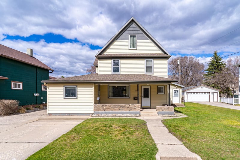 109 E 8th St, Crookston, MN 56716