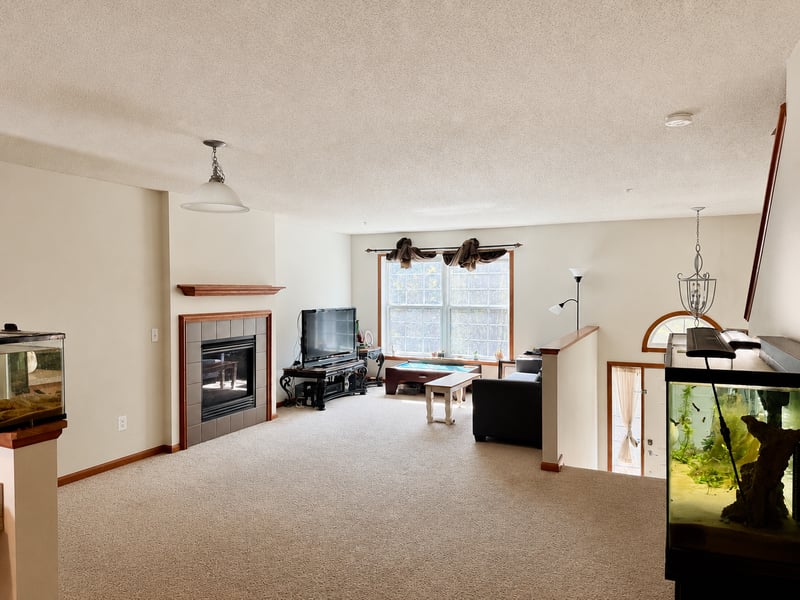 932 Ledgestone Dr, Mahtomedi, MN 55115