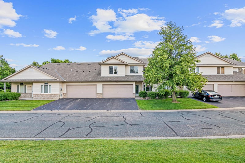 1234 Crystal Pl E, Chaska, MN 55318