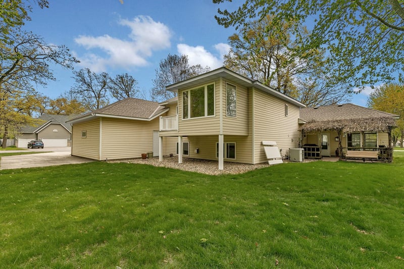 904 Sunwood Park Dr, Waite Park, MN 56387
