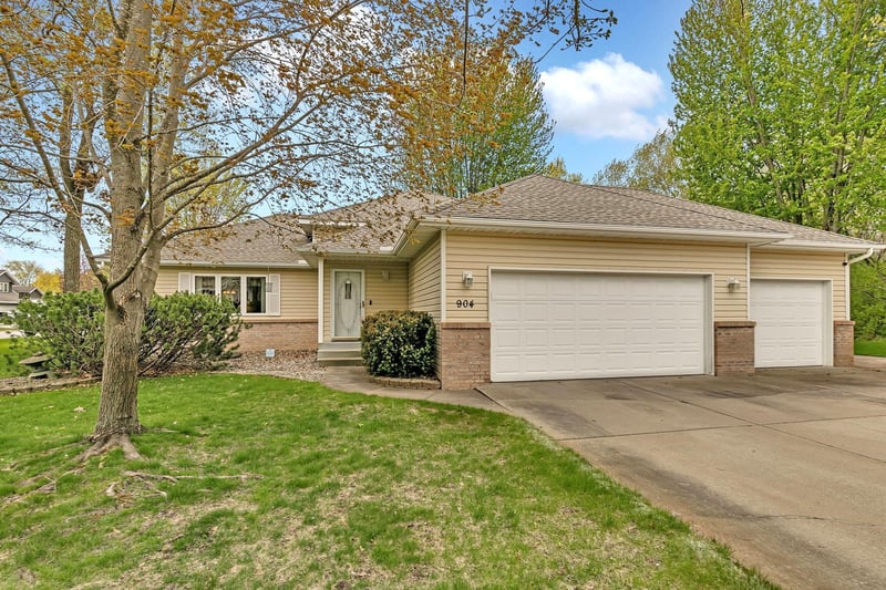 904 Sunwood Park Dr, Waite Park, MN 56387
