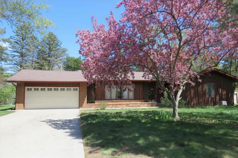 936 York Ave NW, Elk River, MN 55330