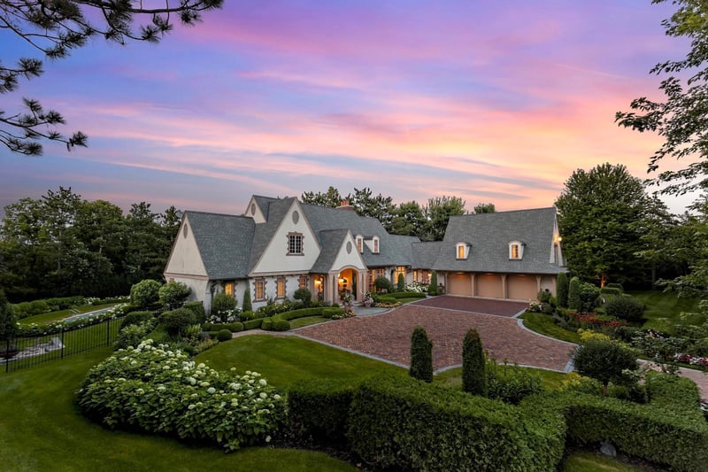 325 Highcroft Ln, Wayzata, MN 55391